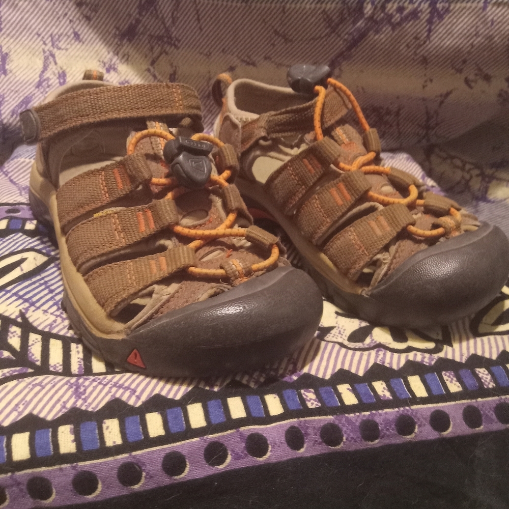 Keen water saddles size 4y
